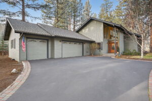 Real estate photography of a Luxury Home in Golf Village Loop Bend, Oregon