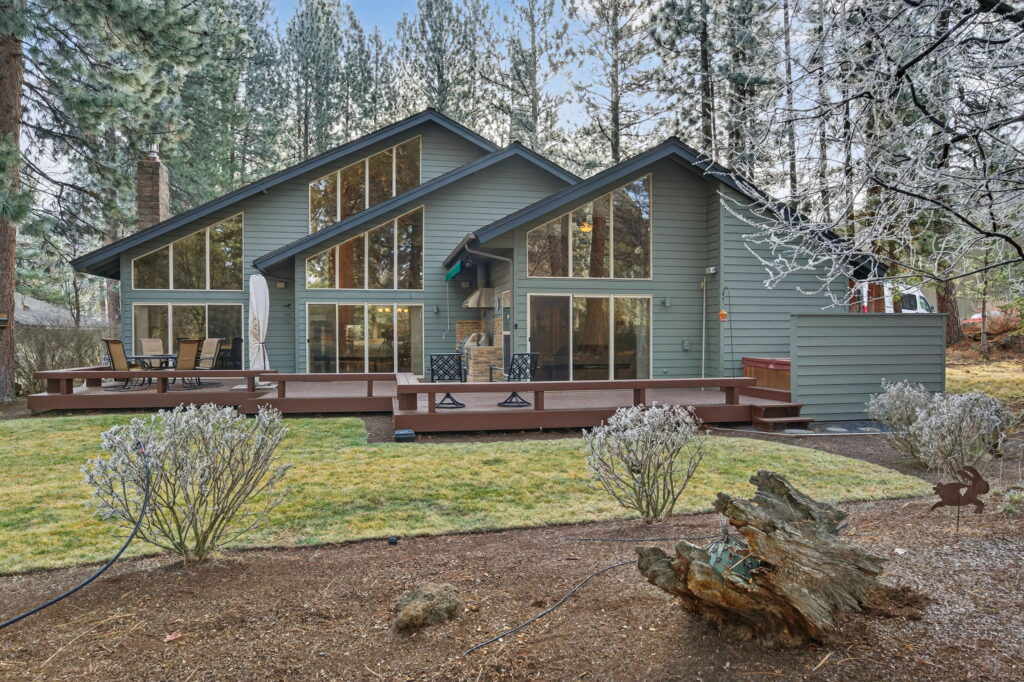 Real estate photography of a Luxury Home in Golf Village Loop Bend, Oregon