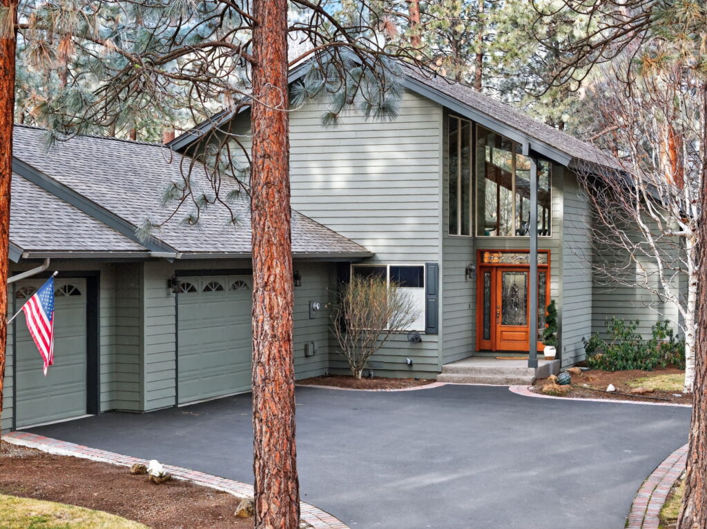 Real estate photography of a Luxury Home in Golf Village Loop Bend, Oregon